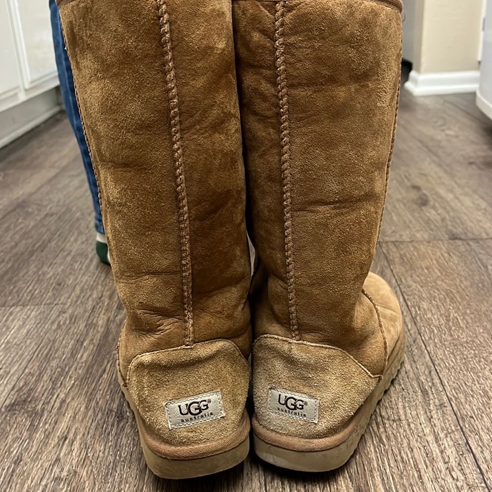 Slightly used tall uggs Australia size 9 brown
